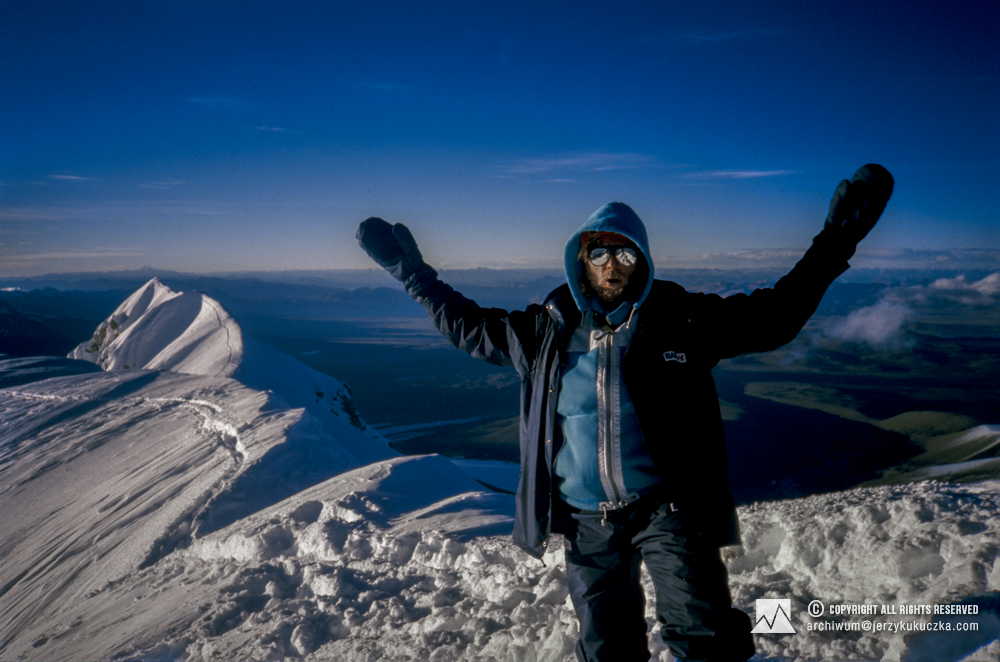 Artur Hajzer na szczycie Shisha Pangmy (8013 m n.p.m.) - 18.09.1987r.