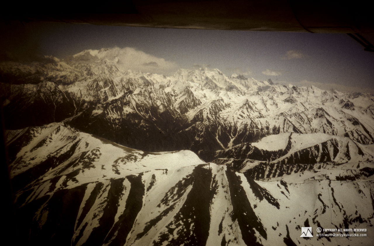 Nanga Parbat (8126 m n.p.m.) z kokpitu samolotu. Lot z Islamabadu do Skardu.
