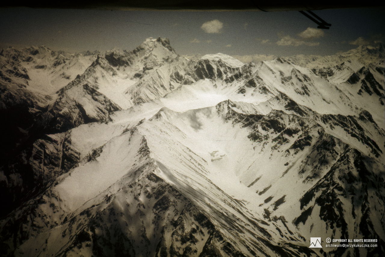 Szczyty Karakorum widoczne z kokpitu samolotu. Lot z Islamabadu do Skardu.