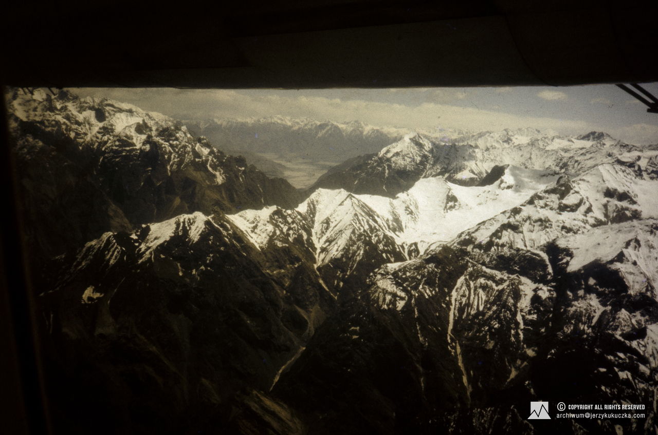 Szczyty Karakorum widoczne z kokpitu samolotu. Lot z Islamabadu do Skardu.
