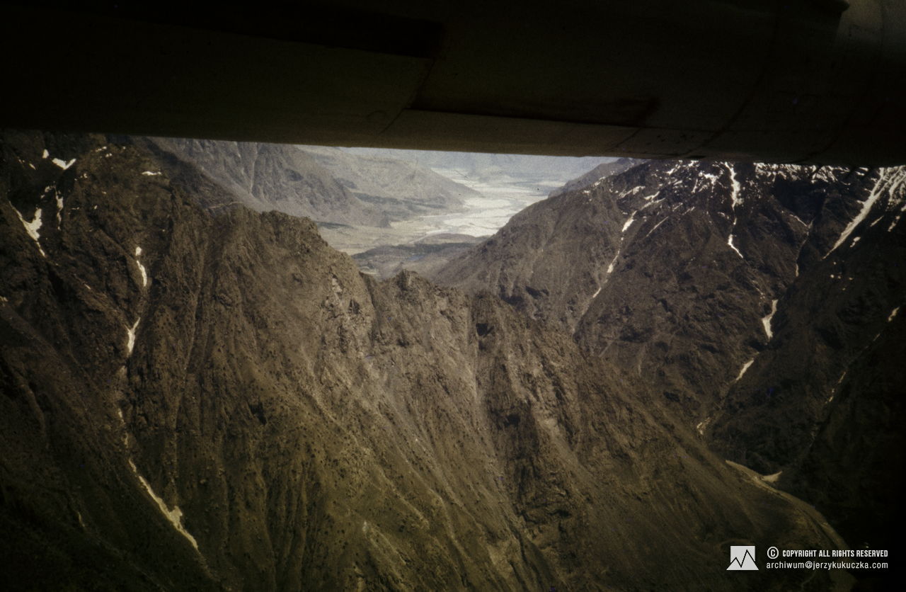 Krajobraz Karakorum widoczny z kokpitu samolotu. Lot z Islamabadu do Skardu.