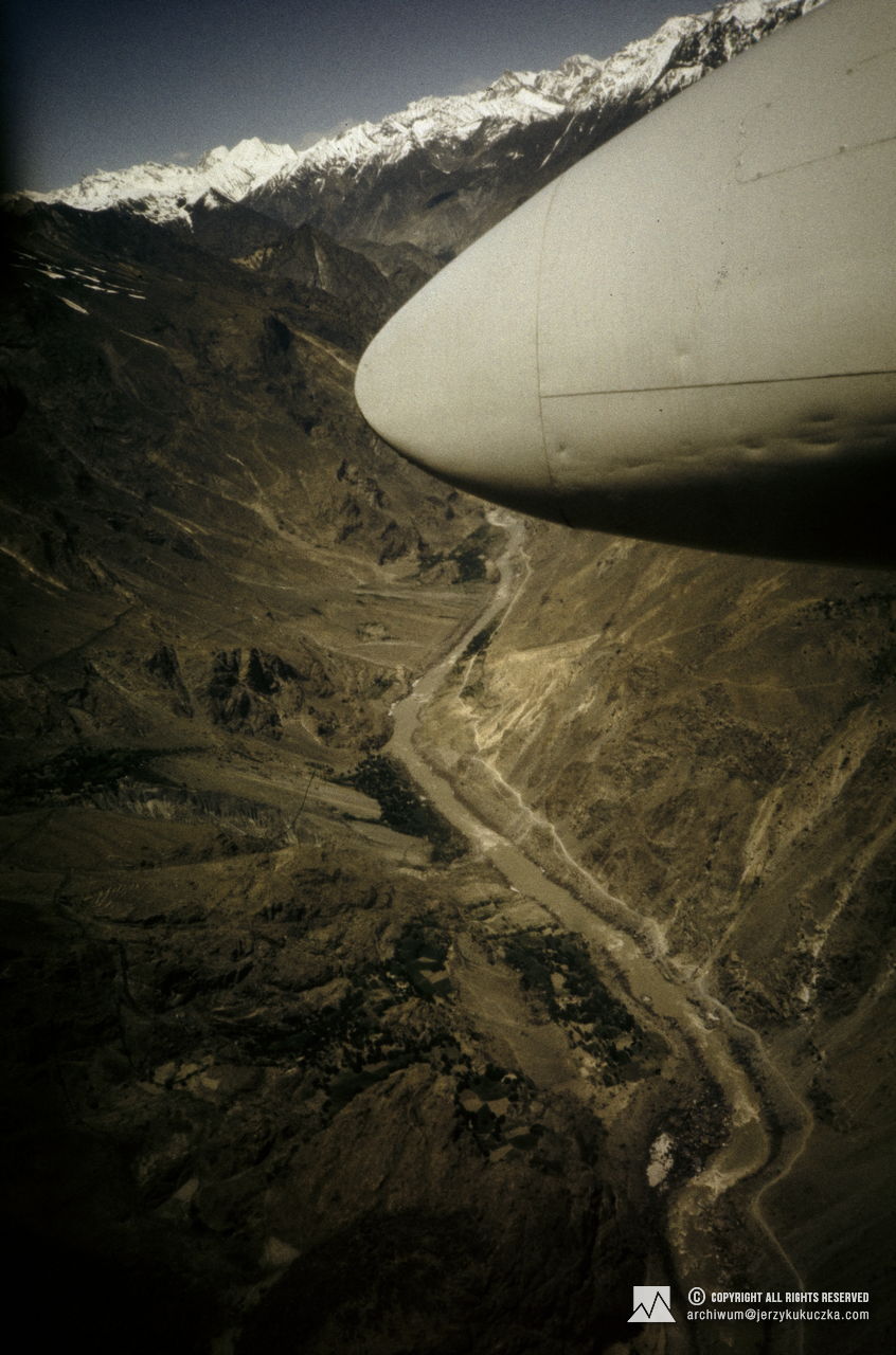 Krajobraz Karakorum widoczny z kokpitu samolotu. Lot z Islamabadu do Skardu.