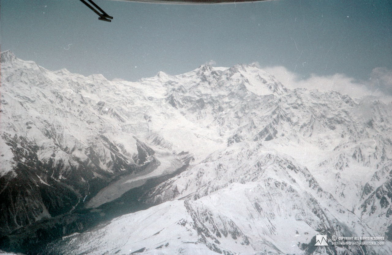 Nanga Parbat (8126 m n.p.m.) z kokpitu samolotu. Lot z Islamabadu do Skardu.