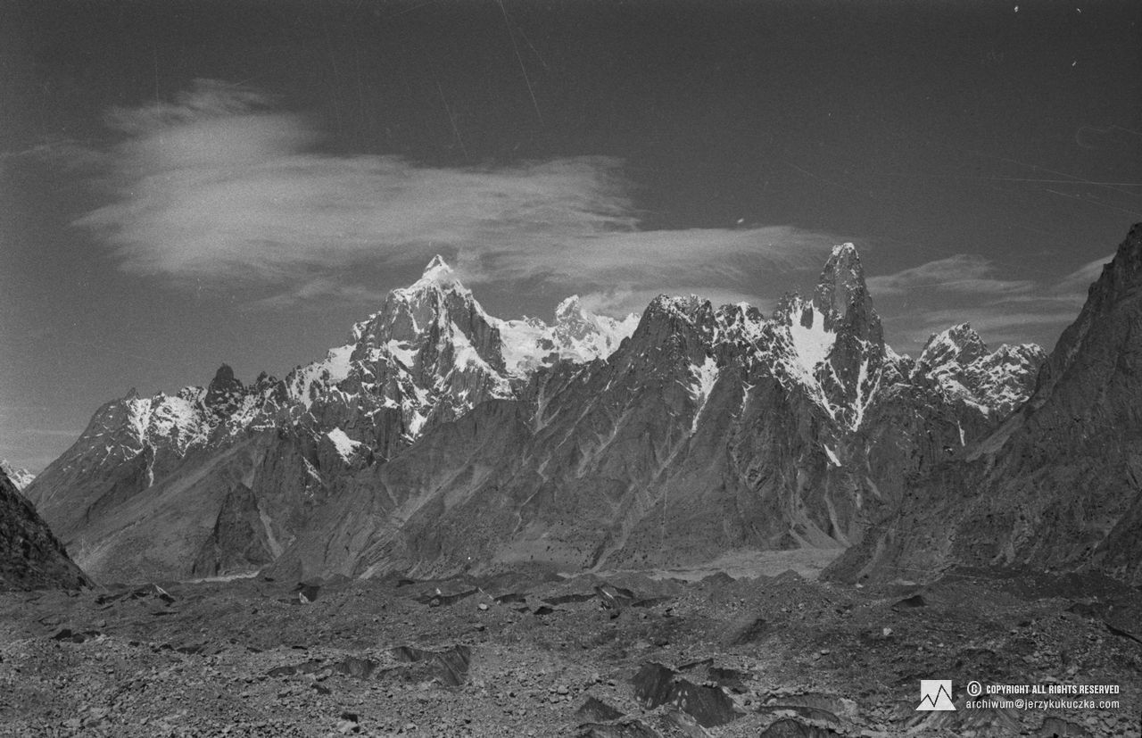 Szczyty w okolicy grupy Trango Towers. Od lewej: Paiju (6621 m n.p.m.) i Uli Biaho (6060 m n.p.m.).