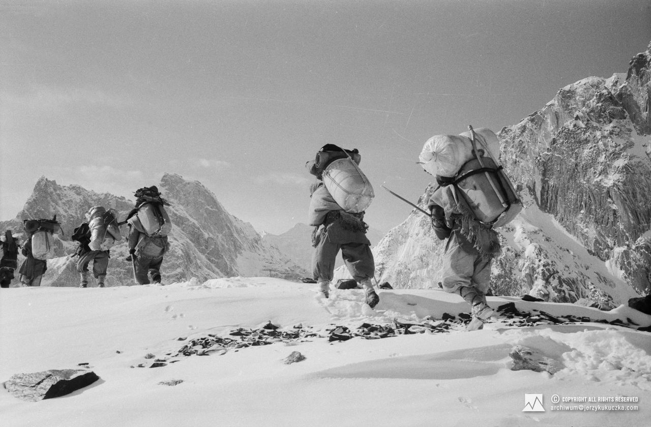 Tragarze w drodze do bazy.