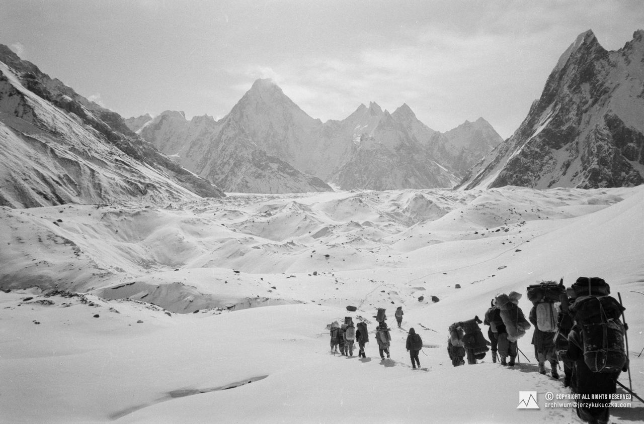 Tragarze w drodze do bazy. W tle Gasherbrum IV (7925 m n.p.m.).