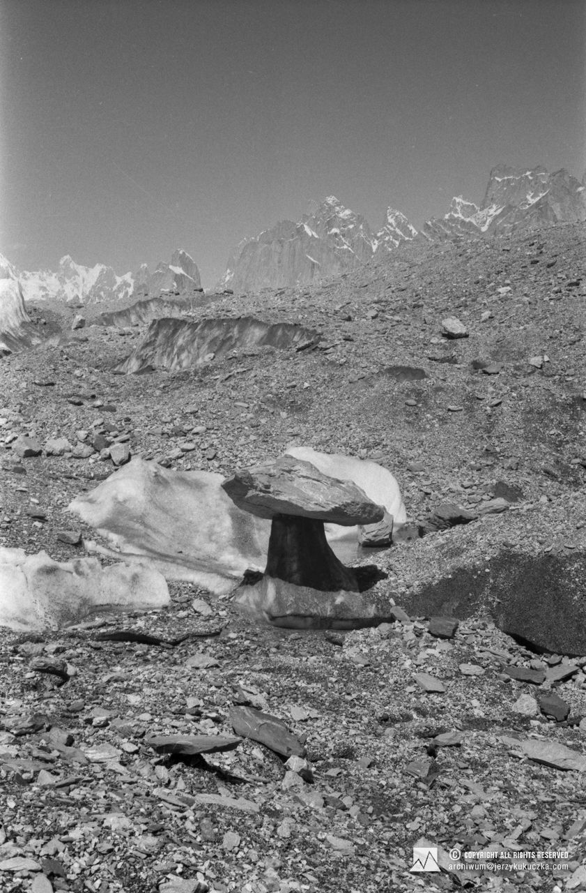 Głaz na trasie karawany.