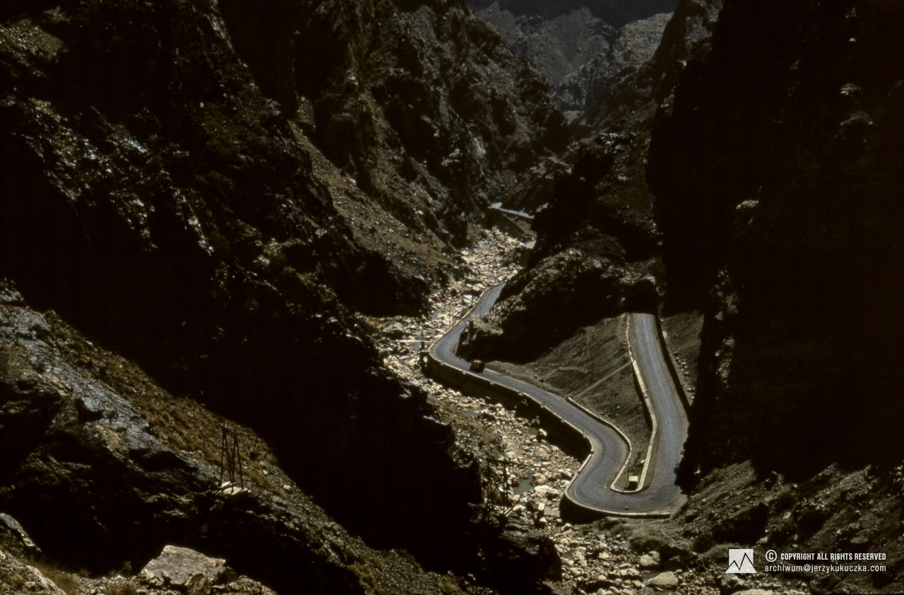 Highway from Kabul to Jalalabad in the Khyber Pass. Travel of the participants of the expedition through Afghanistan. Route from Katowice to Islamabad.