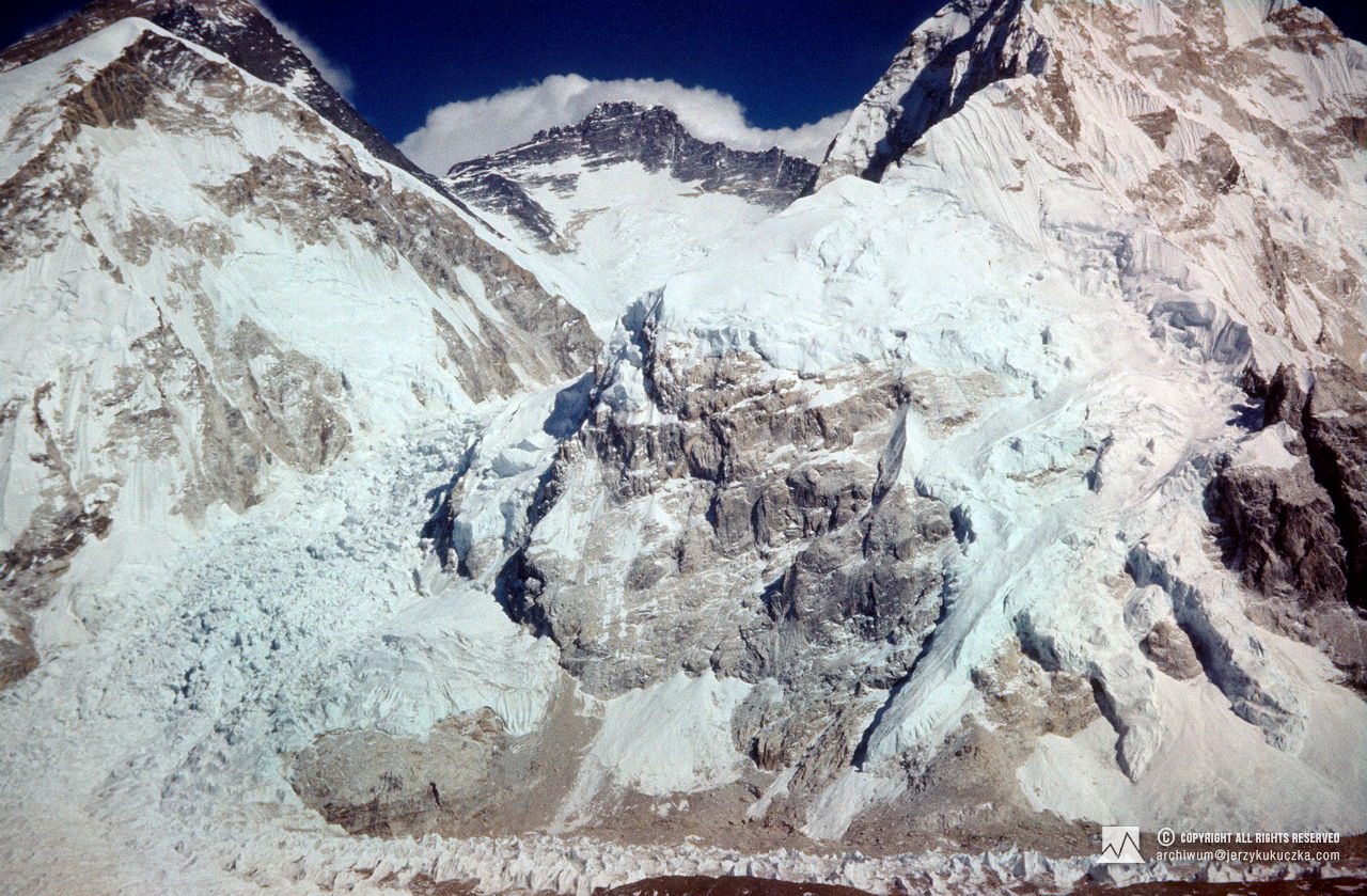 Szczyty widoczne z okolic bazy. Od lewej: Mount Everest (8848 m n.p.m.), Lhotse (8516 m n.p.m.) i grań Nuptse (7732 m n.p.m.).