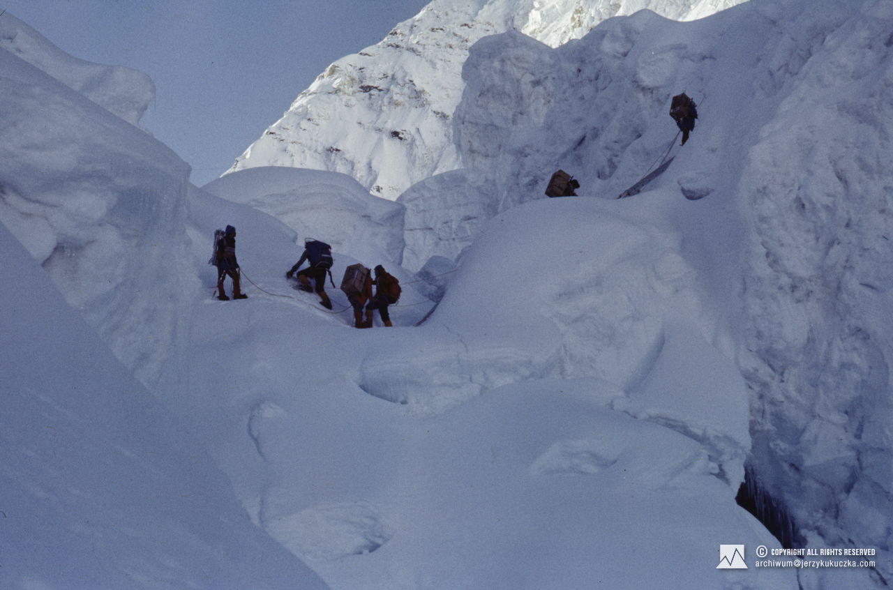 Uczestnicy wyprawy w trakcie wspinaczki na lodospadzie Khumbu.