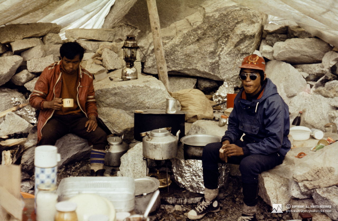Szerpowie w bazie. Od lewej: Nyma Uomciu Sherpa i Ang Phuri.