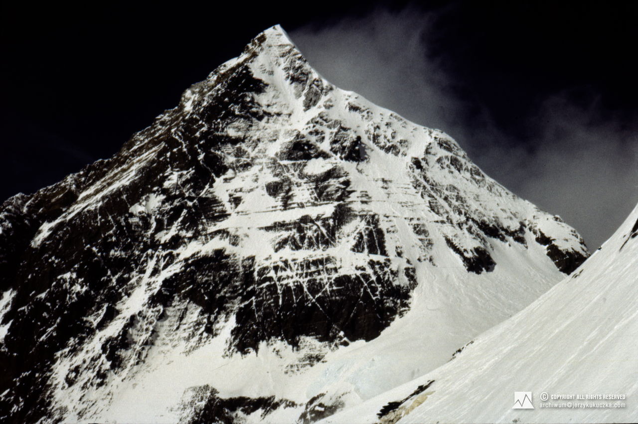 Mount Everest (8848 m n.p.m.) widoczny ze stoku Lhotse.