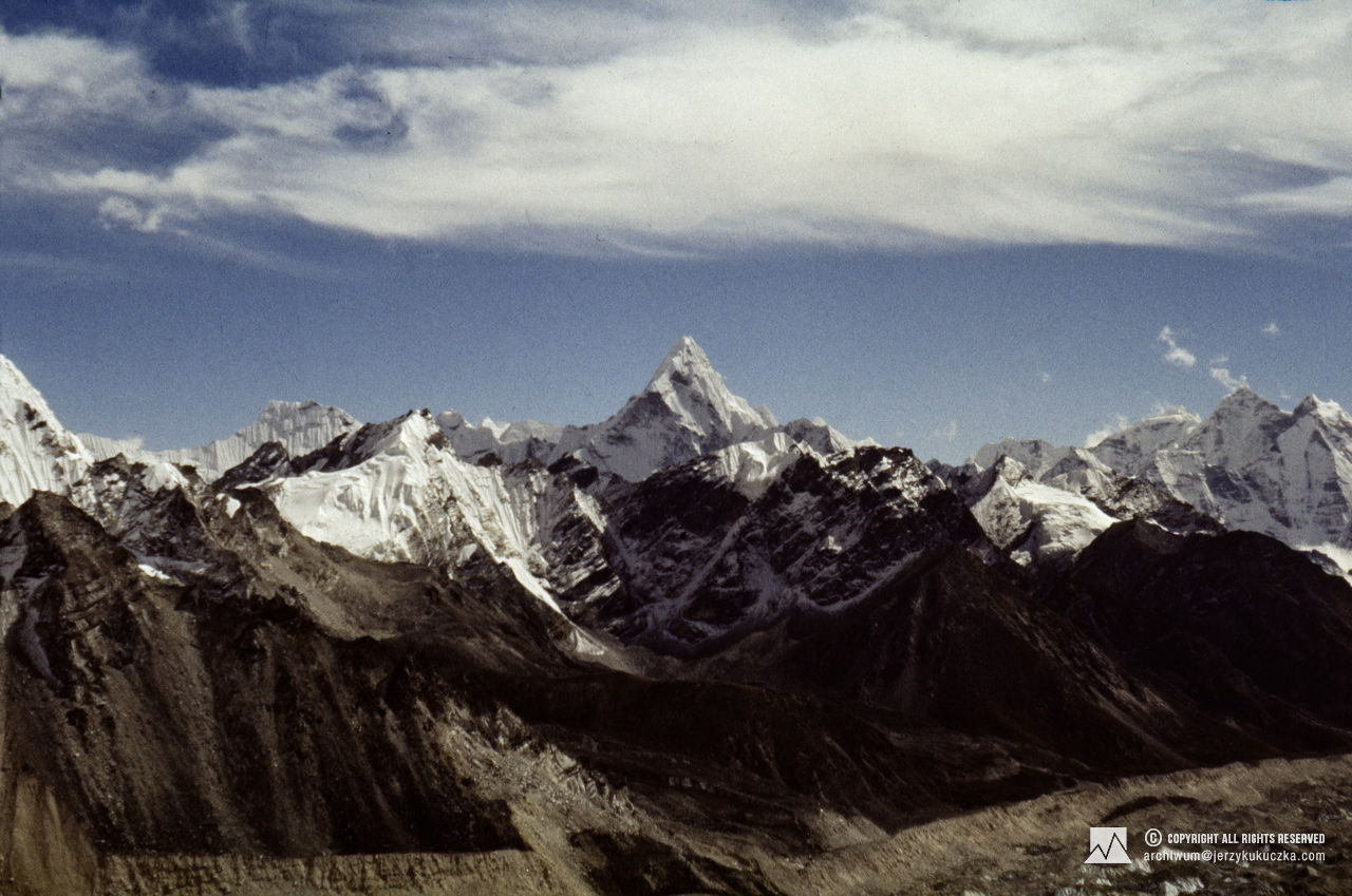 Szczyty widoczne z Kala Pattar (5644 m n.p.m.). W centrum Ama Dablam (6814 m n.p.m.), po prawej Kangtega (6783 m n.p.m.).