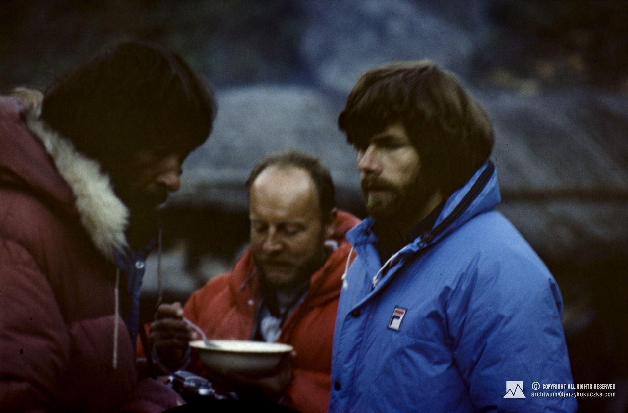 Uczestnicy wyprawy w trakcie karawany powrotnej. Od lewej: Andrzej Zygmunt Heinrich, Andrzej Popowicz i Reinhold Messner.