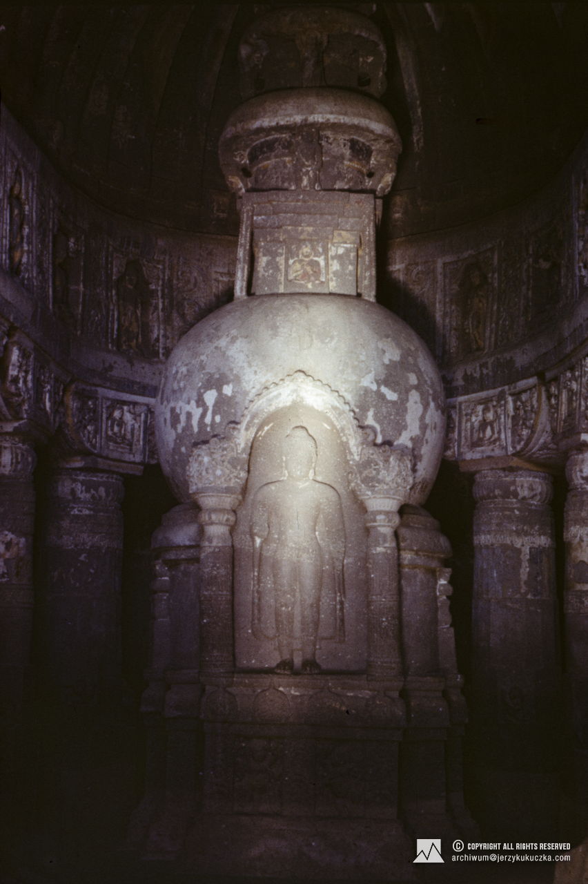 Wnętrza jaskini nr 19 w zespole świątyń buddyjskich wykutych w skale w miejscowości Adźanta.