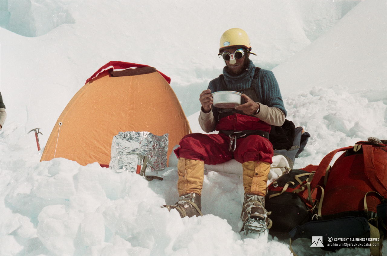 Jerzy Kukuczka w obozie III (7200 m n.p.m.).