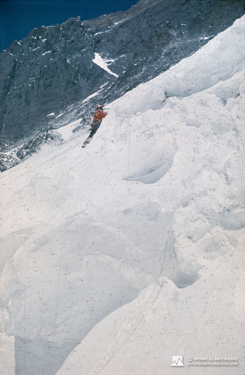 Zygmunt Andrzej Heinrich w trakcie wspinaczki.