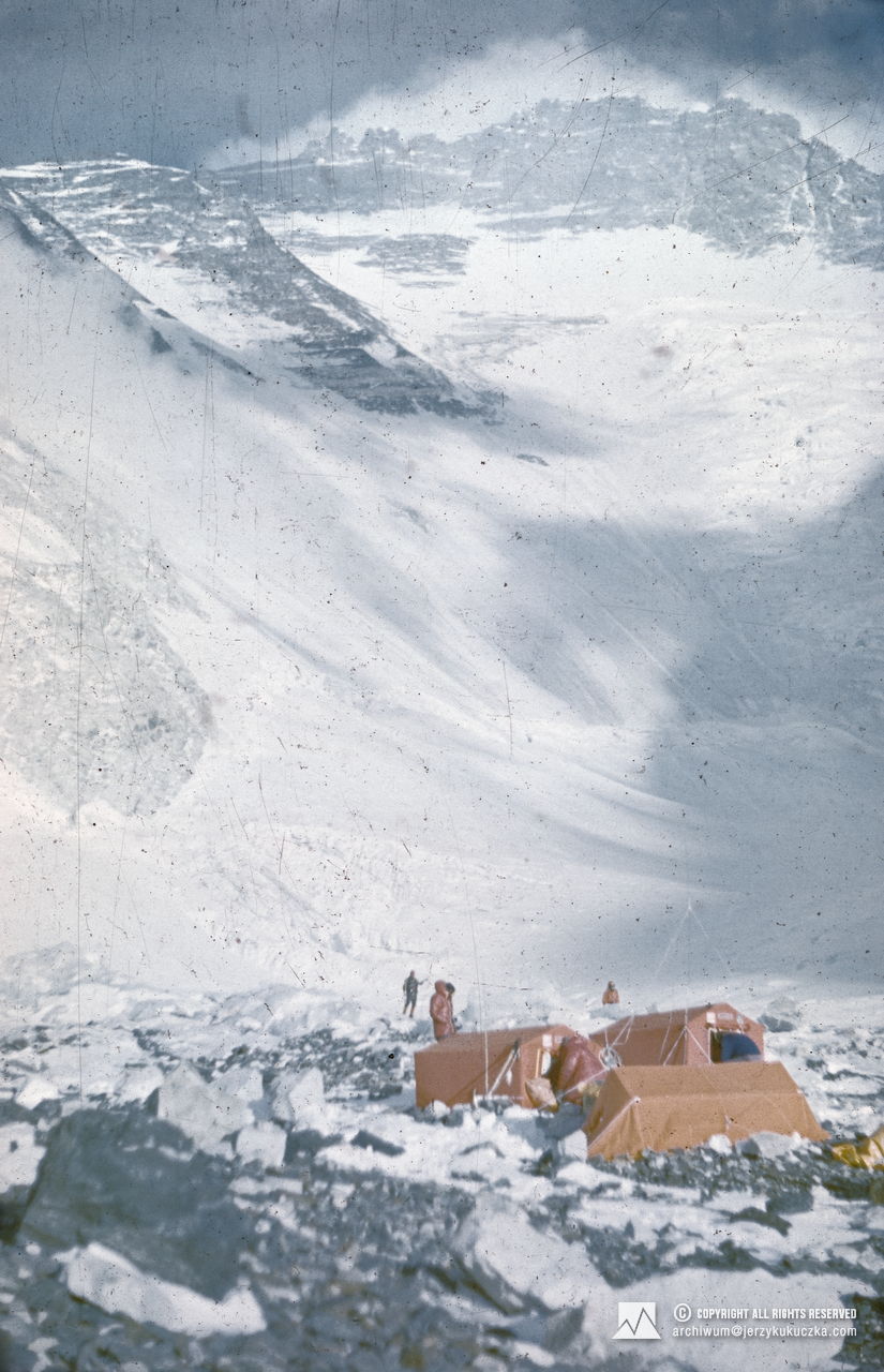 Uczestnicy wyprawy w obozie II (6500 m n.p.m.). W tle Lhotse (8516 m n.p.m.).