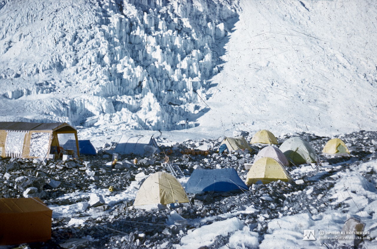 Obóz II (6500 m n.p.m.).