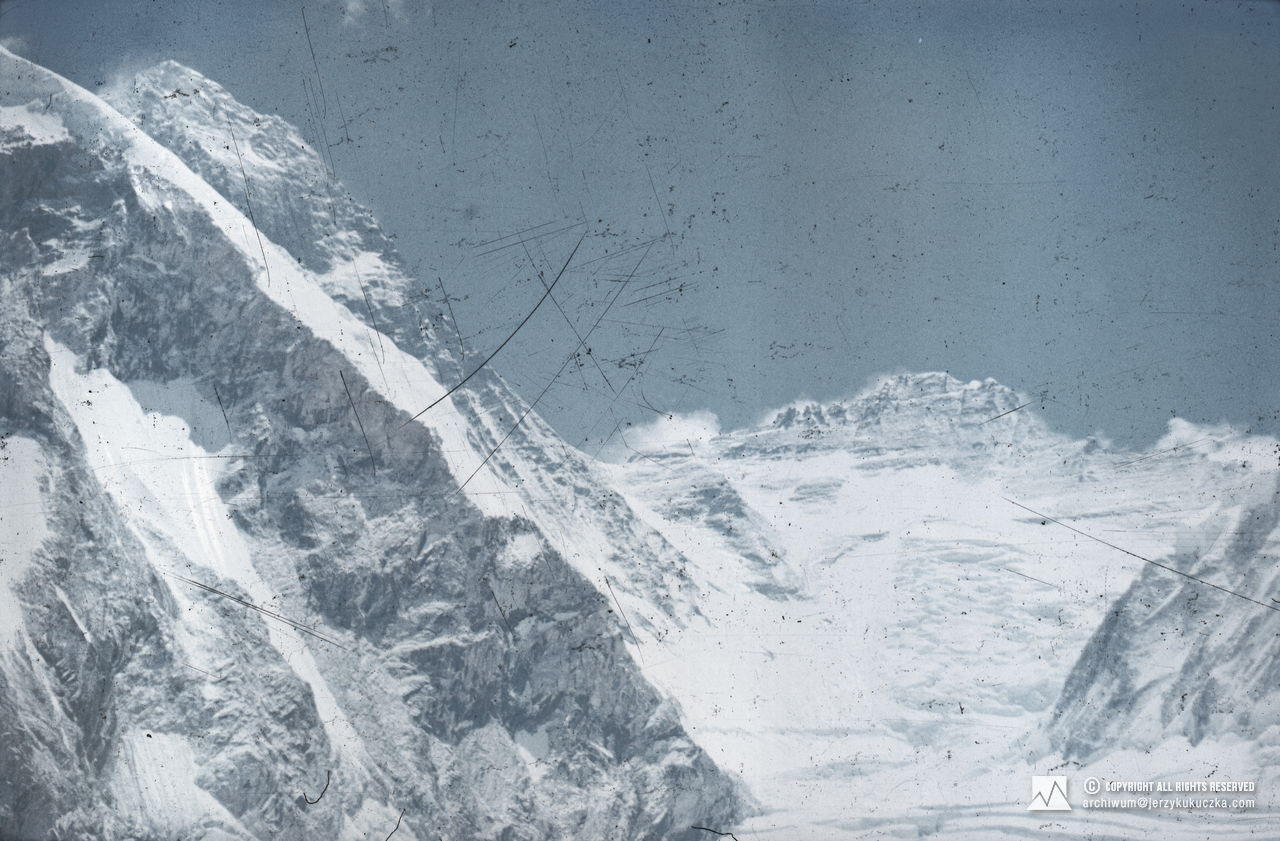 Ośmiotysięczniki widoczne z Kotła Zachodniego. Od lewej: Mount Everest (8848 m n.p.m.) i Lhotse (8516 m n.p.m.).