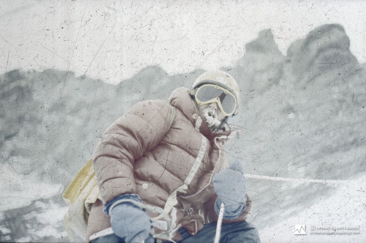 Zygmunt Andrzej Heinrich w trakcie wspinaczki w wysokich partiach Mount Everest.