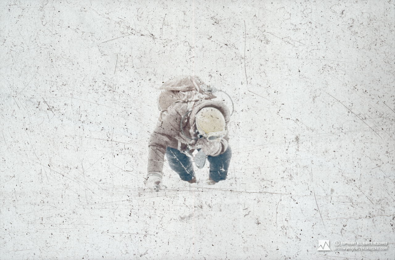 Zygmunt Andrzej Heinrich w trakcie wspinaczki w wysokich partiach Mount Everest.