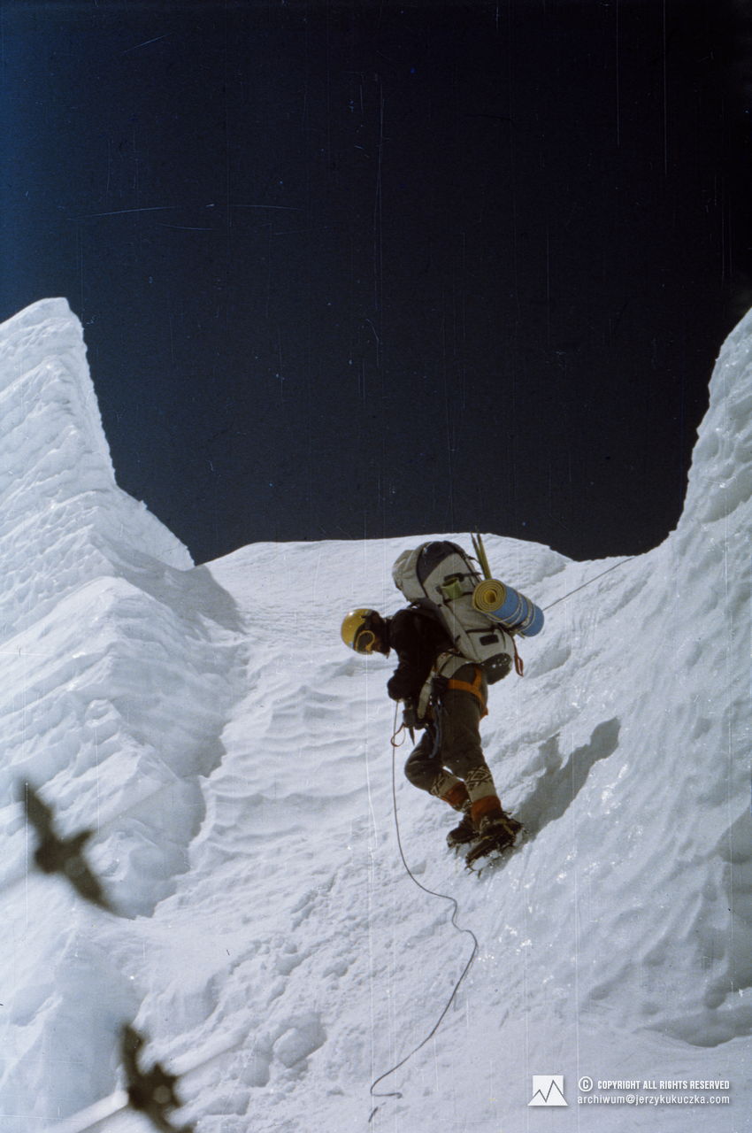 Zygmunt Andrzej Heinrich w trakcie wspinaczki w lodospadzie Khumbu.