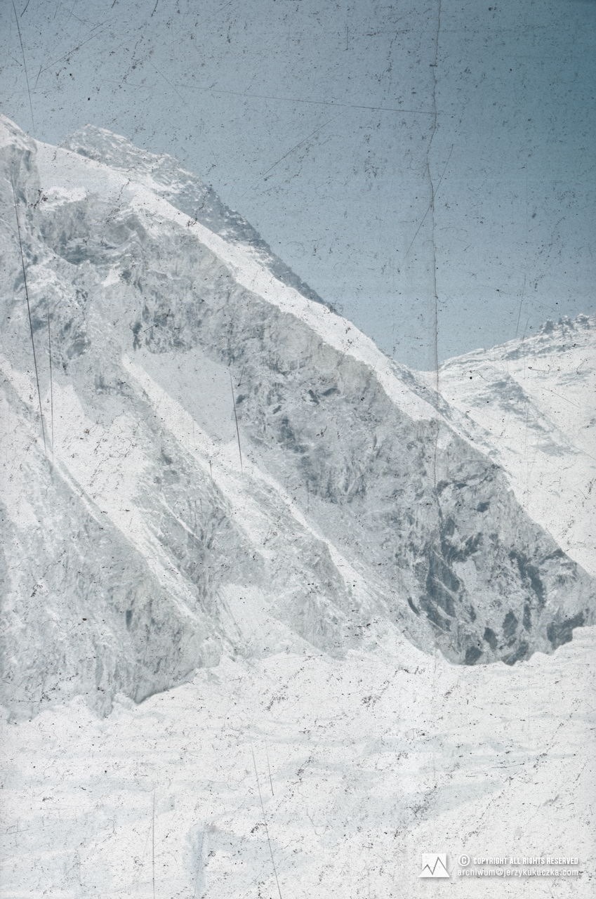 Ośmiotysięczniki widoczne z Kotła Zachodniego. Od lewej: Mount Everest (8488 m n.p.m.) i Lhotse (8516 m n.p.m.).