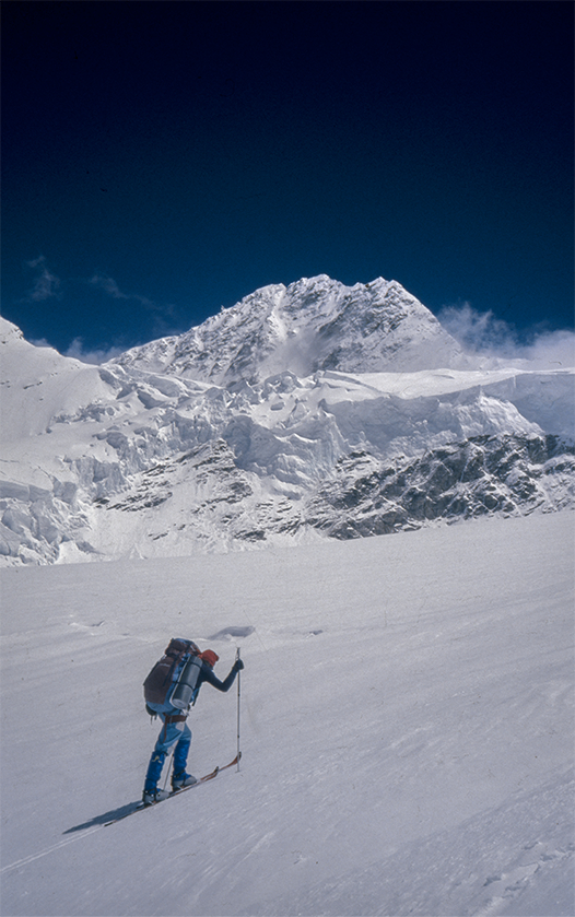“W ciągu trzech dni od wyjścia z bazy zdobyliśmy dziewiczy szczyt, zjechaliśmy z niego na nartach i zdobyliśmy potrzebną w dalszej górskiej robocie aklimatyzację”. Artur Hajzer na stoku Shisha Pangmy.