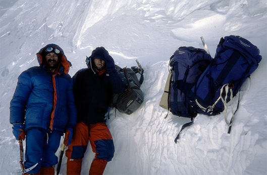 Tylko alpiniści wiedzą, co to znaczy zimny cień. Ciągły lodowaty cień, w którym nie można ani chwili odpocząć od przenikającego do wnętrza mrozu, deprymującego, odbierającego nadzieję”. Od lewej: Krzysztof Wielicki i Artur Hajzer