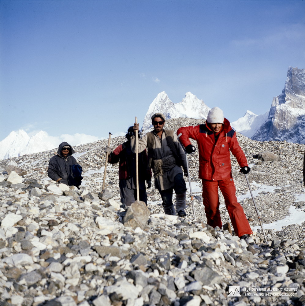 Wanda Rutkiewicz (pierwsza z prawej) i tragarze w drodze do bazy. W tle szczyty od lewej: Mitre Peak (6030 m n.p.m.) i Mitre South (6035 m n.p.m.).
