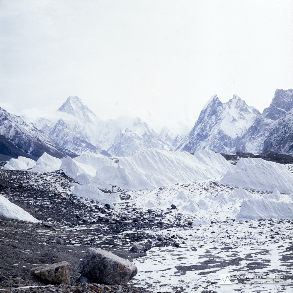 Szczyty od lewej: Gasherbrum IV (7925 m n.p.m.), Mitre Peak (6030 m n.p.m.) i Mitre South (6035 m n.p.m.).