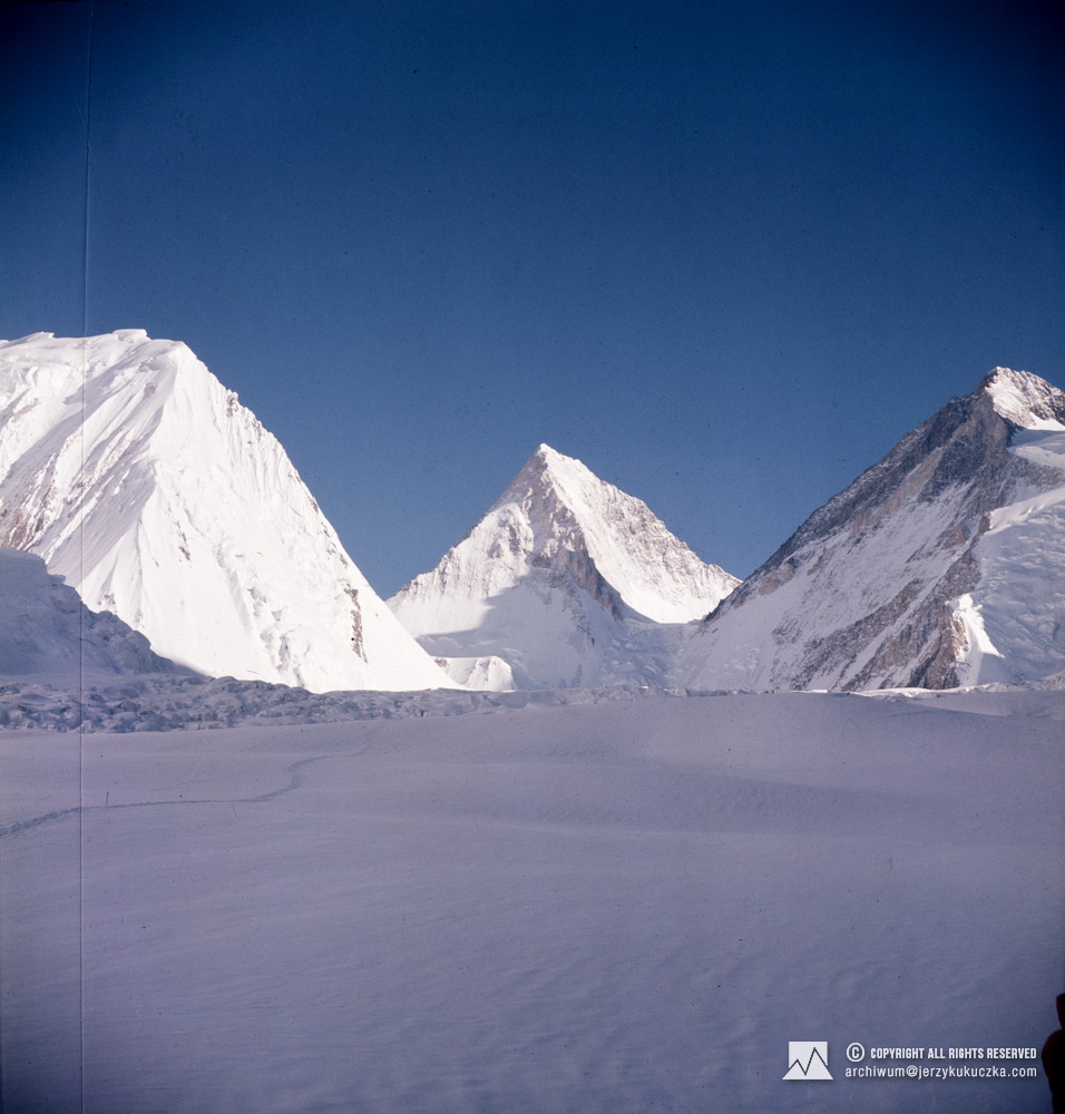 Masyw Gasherbrum. Szczyty od prawej: Gasherbrum III (7952 m n.p.m.) oraz Gasherbrum IV (7925 m n.p.m.).