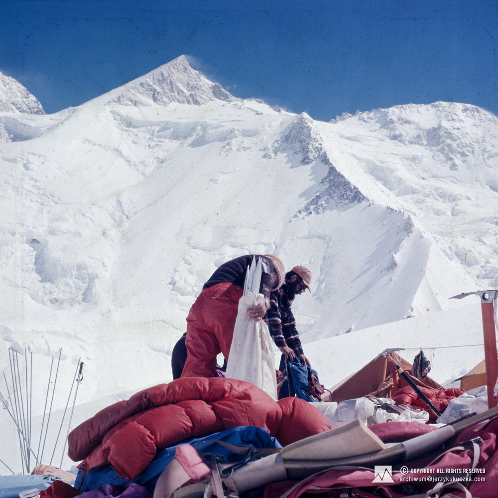 Uczestnicy wyprawy w bazie. Szczyty w tle od lewej: Gasherbrum II i Gasherbrum II East.