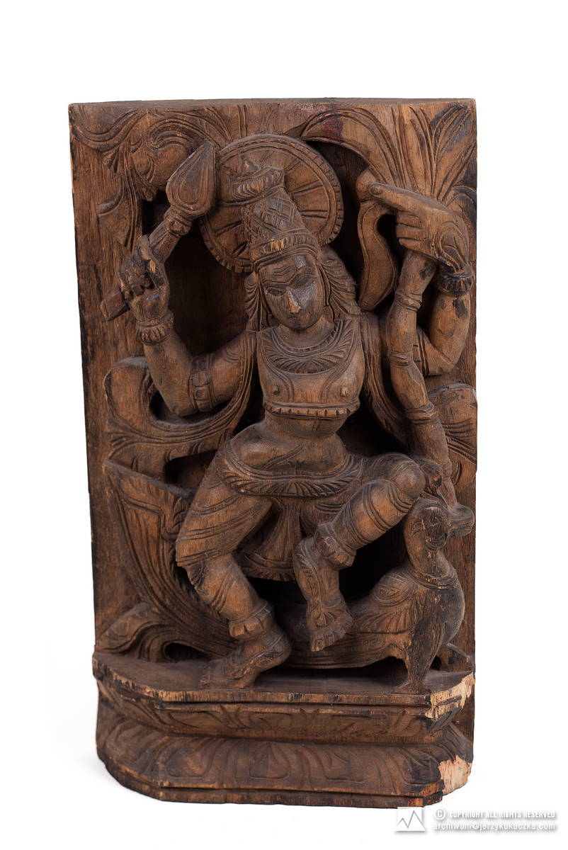 Drewniana płaskorzeźba przedstawiająca hinduskie bóstwo.