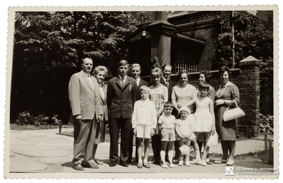 Zdjęcie rodzinne. Od lewej (dorośli): NN, NN, Jerzy Kukuczka, Antoni Kukuczka, Jadwiga Kukuczka, Józef Kukuczka, Jadwiga Kukuczka, NN i NN. Okolice mieszkania Kukuczków przy ul. Markiefki w Katowicach-Bogucicach. Lata 60.-70.