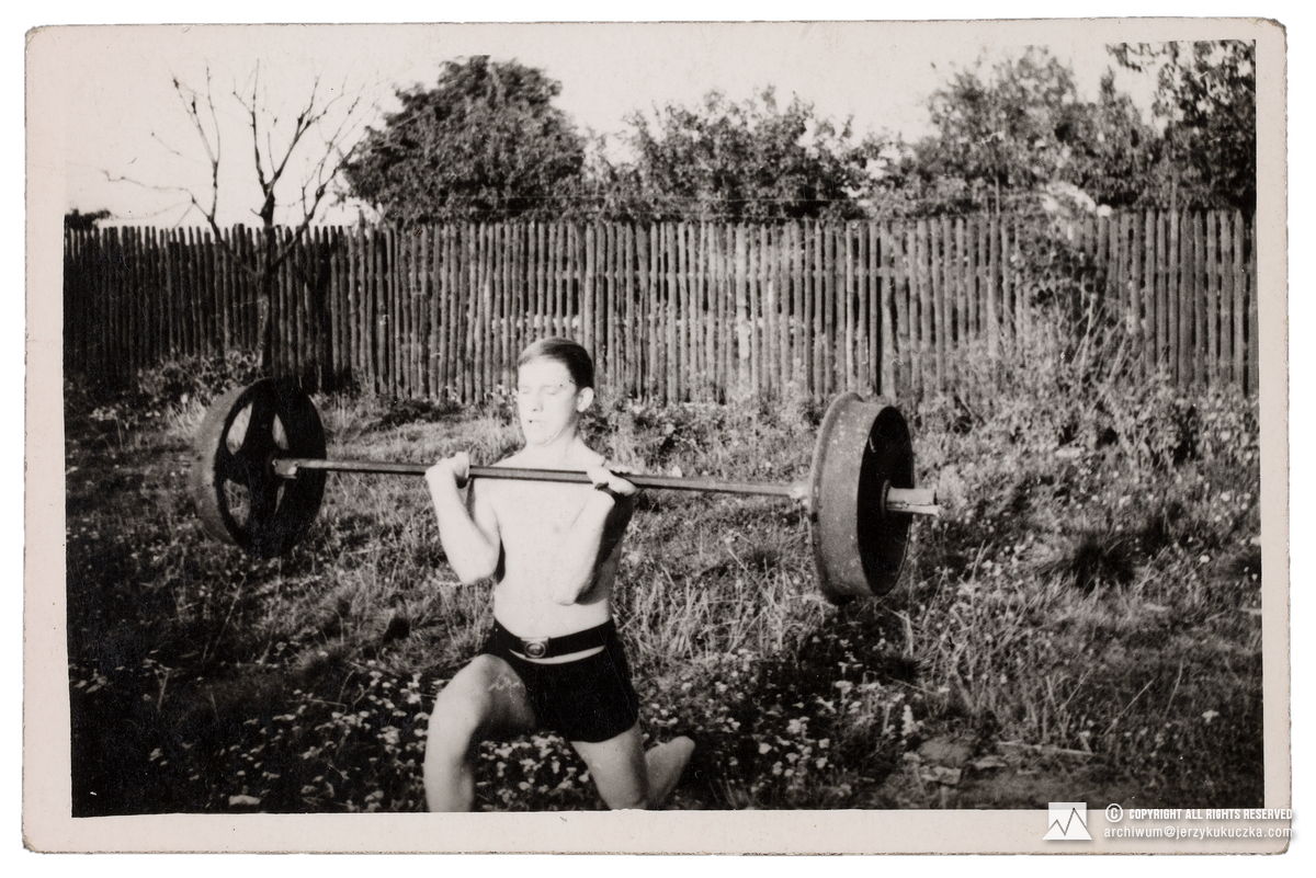 Jerzy Kukuczka w trakcie podnoszenia ciężarów w Istebnej.