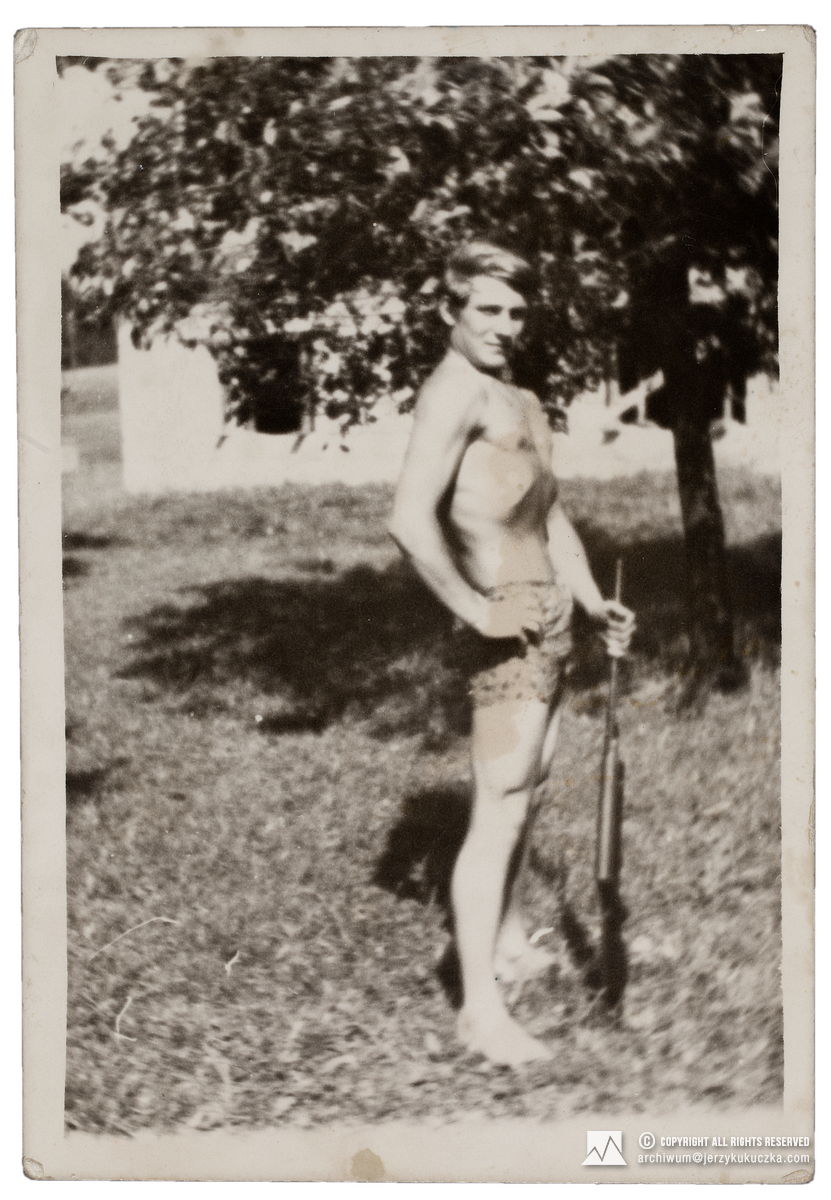 Jerzy Kukuczka pozujący z wiatrówką w Istebnej.