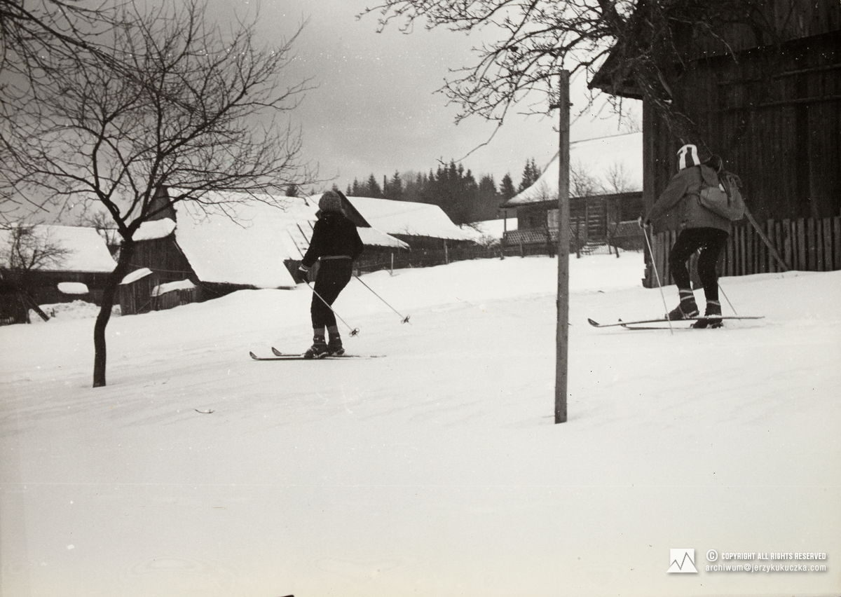 Cecylia Kukuczka podczas nauki jazdy na nartach w Oleckach. Od lewej: Cecylia Kukuczka i Jerzy Kukuczka.