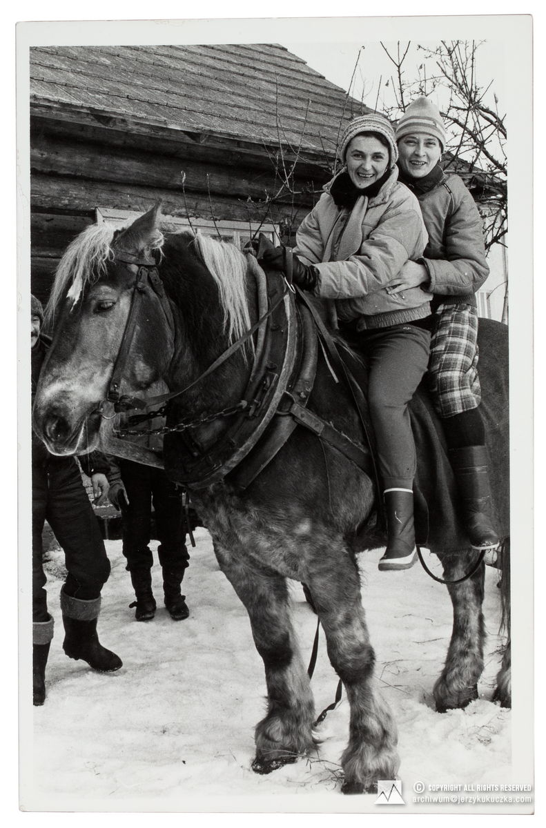 Kulig w Istebnej. Od lewej na koniu: Lidia Ogrodzińska i Grażyna Wojak.