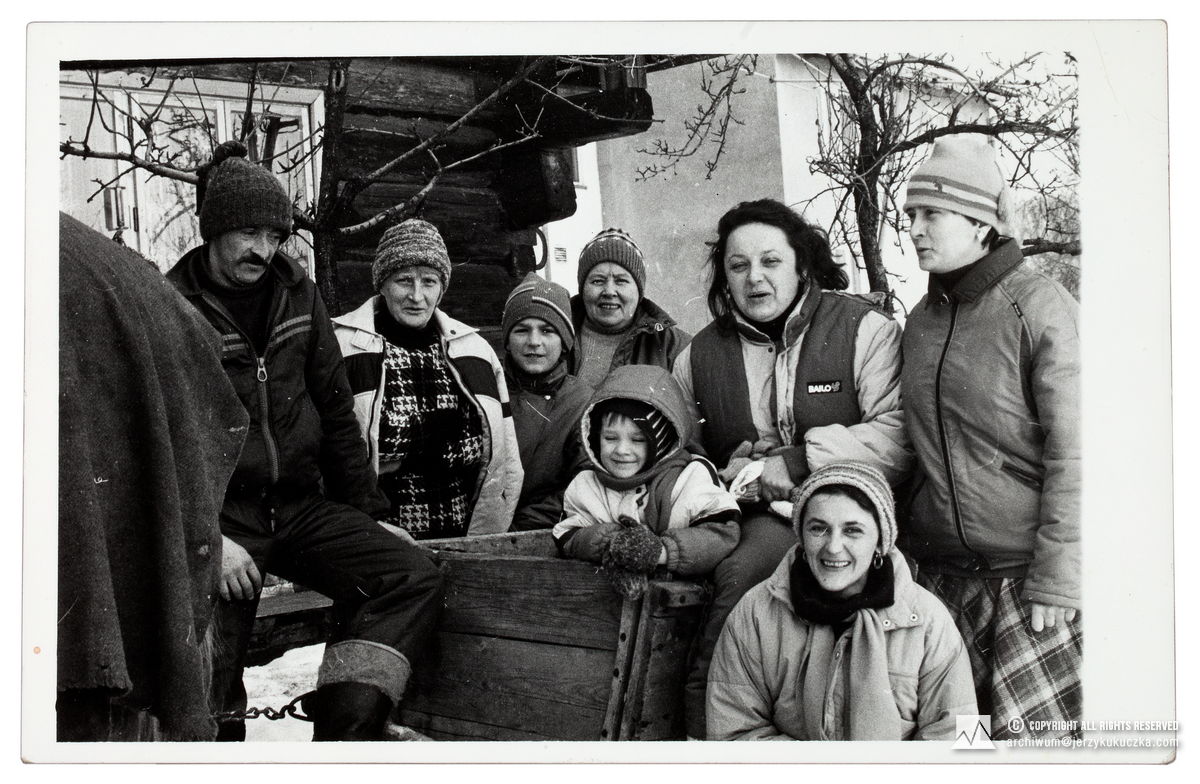 Kulig w Istebnej. Od lewej stoją: NN, Jadwiga Adamska, Dariusz Legierski, Helena Włodarska, Cecylia Kukuczka i Grażyna Wojak. Od lewej w pierwszym rzędzie: Wojciech Kukuczka i Lidia Ogrodzińska.