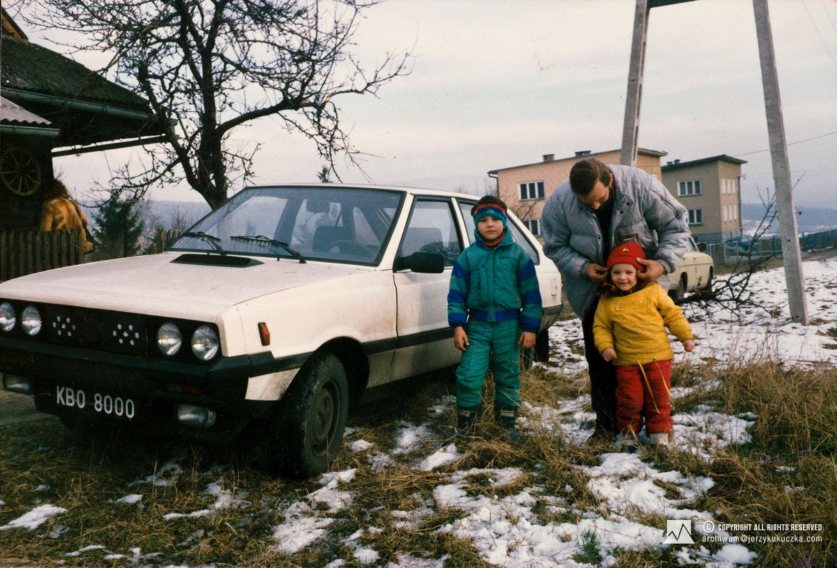 Istebna. Jerzy Kukuczka z synami (od lewej) Maciejem i Wojciechem.