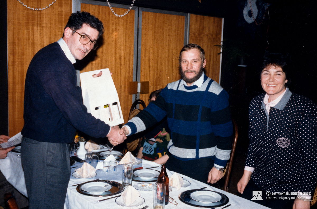 Wizyta Jerzego Kukuczki we Francji. Jerzy Kukuczka drugi od lewej.