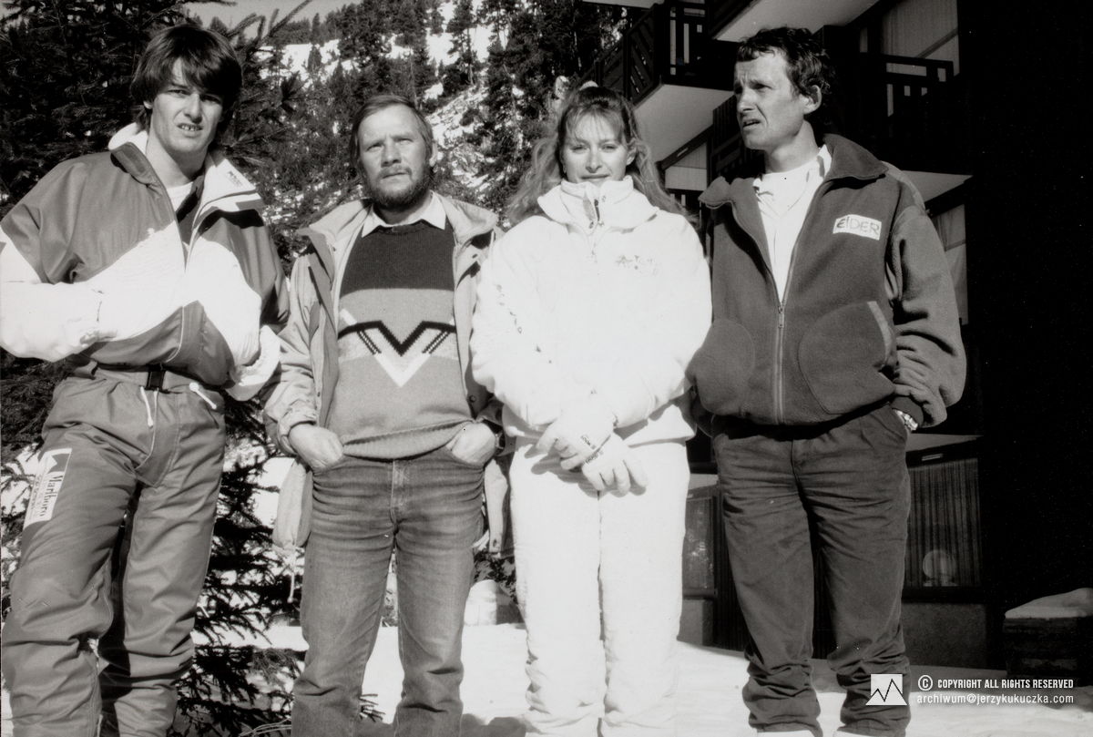 Jerzy Kukuczka (drugi od lewej) w kurorcie narciarskim La Plagne we Francji.