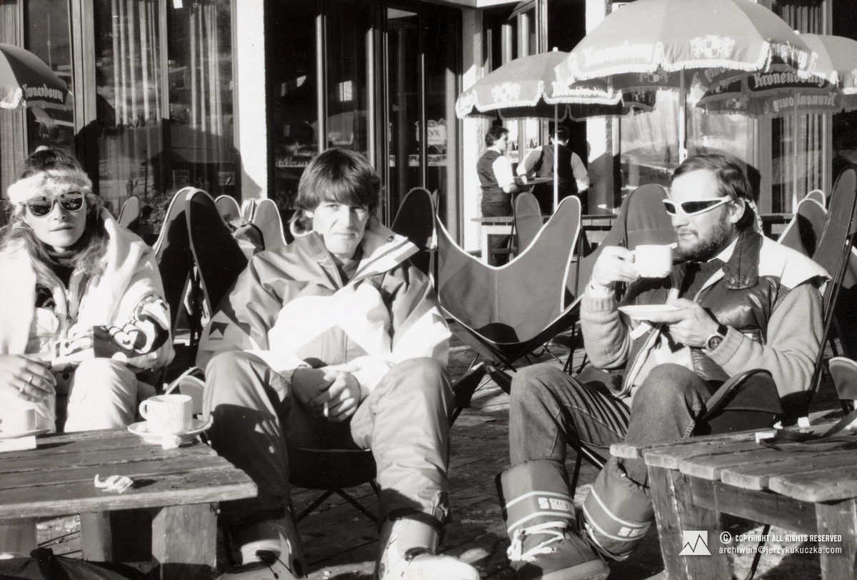 Jerzy Kukuczka (pierwszy od prawej) w kurorcie narciarskim La Plagne we Francji.