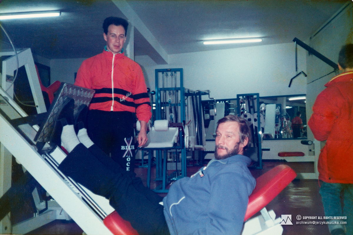 Jerzy Kukuczka (drugi od prawej) podczas wizyty na siłowni.