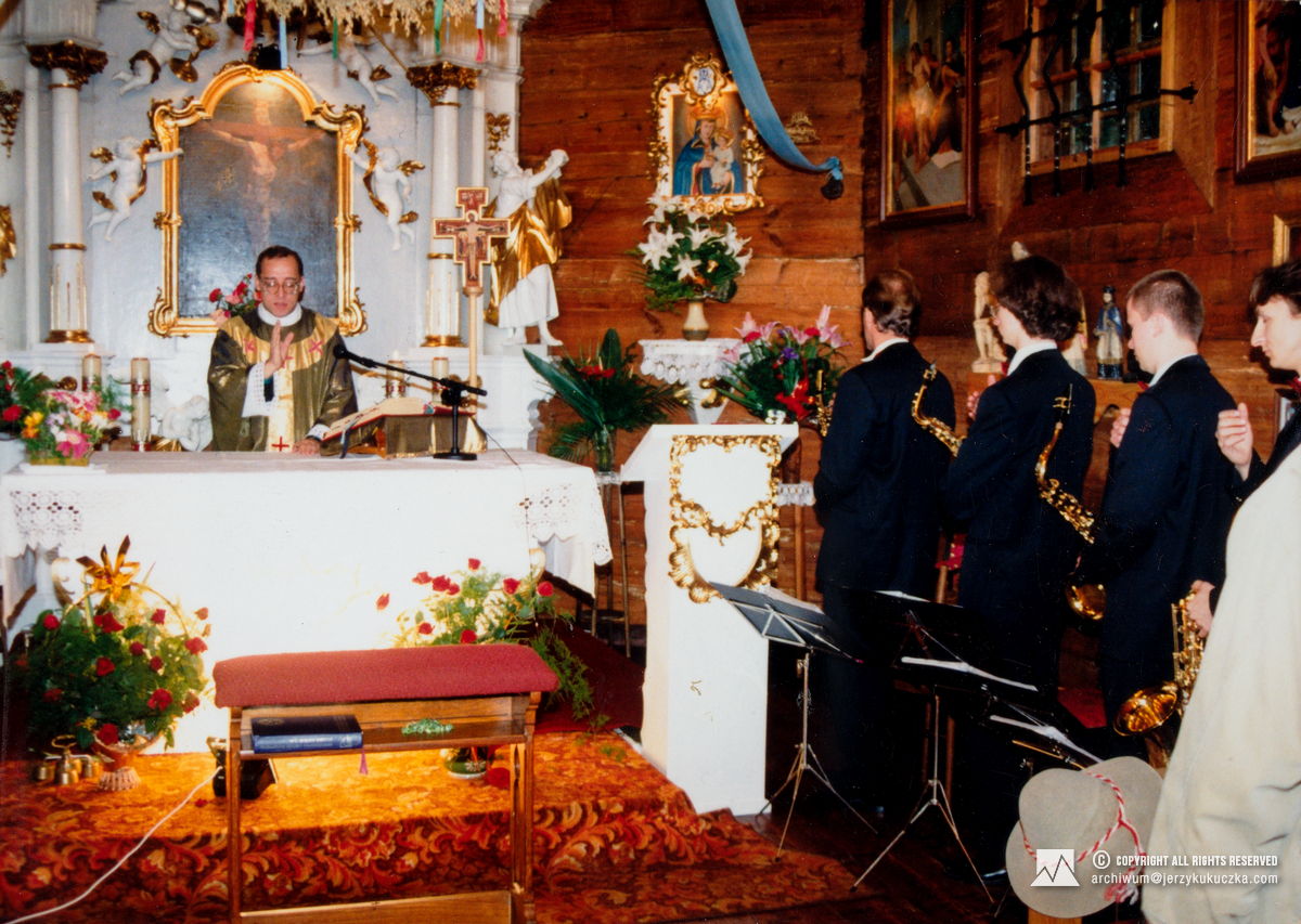 Uroczystości z okazji odsłonięcia tablicy pamiątkowej ku czci Jerzego Kukuczki w Istebnej w 1990 roku.