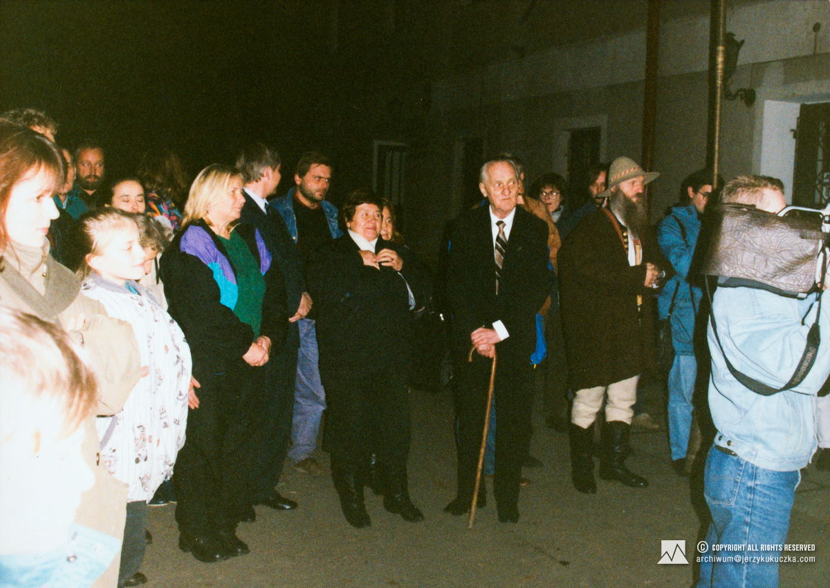 Uroczystości z okazji odsłonięcia tablicy pamiątkowej ku czci Jerzego Kukuczki w Istebnej w 1990 roku.