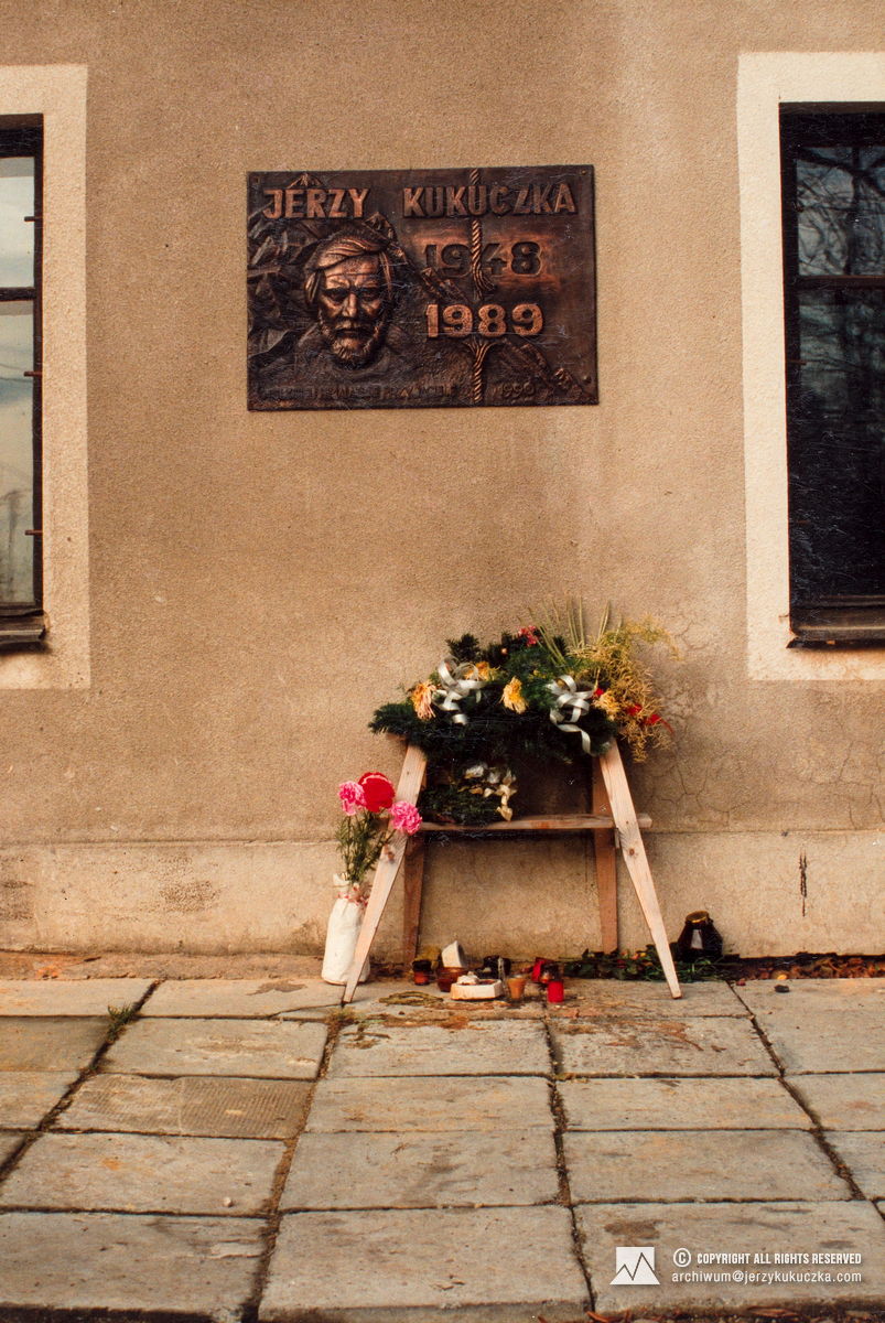 Tablica pamiątkowa ku czci Jerzego Kukuczka, odsłonięta w 1990 roku w Istebnej.