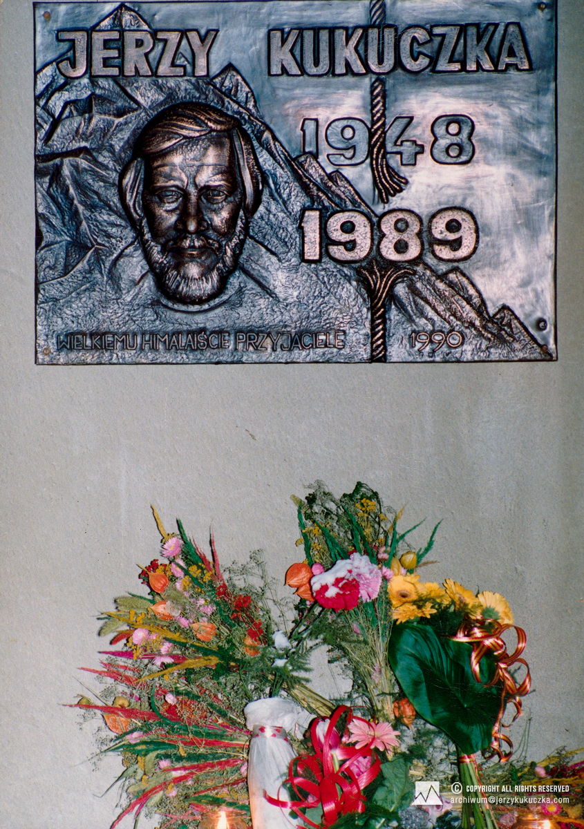Tablica pamiątkowa ku czci Jerzego Kukuczka, odsłonięta w 1990 roku w Istebnej.